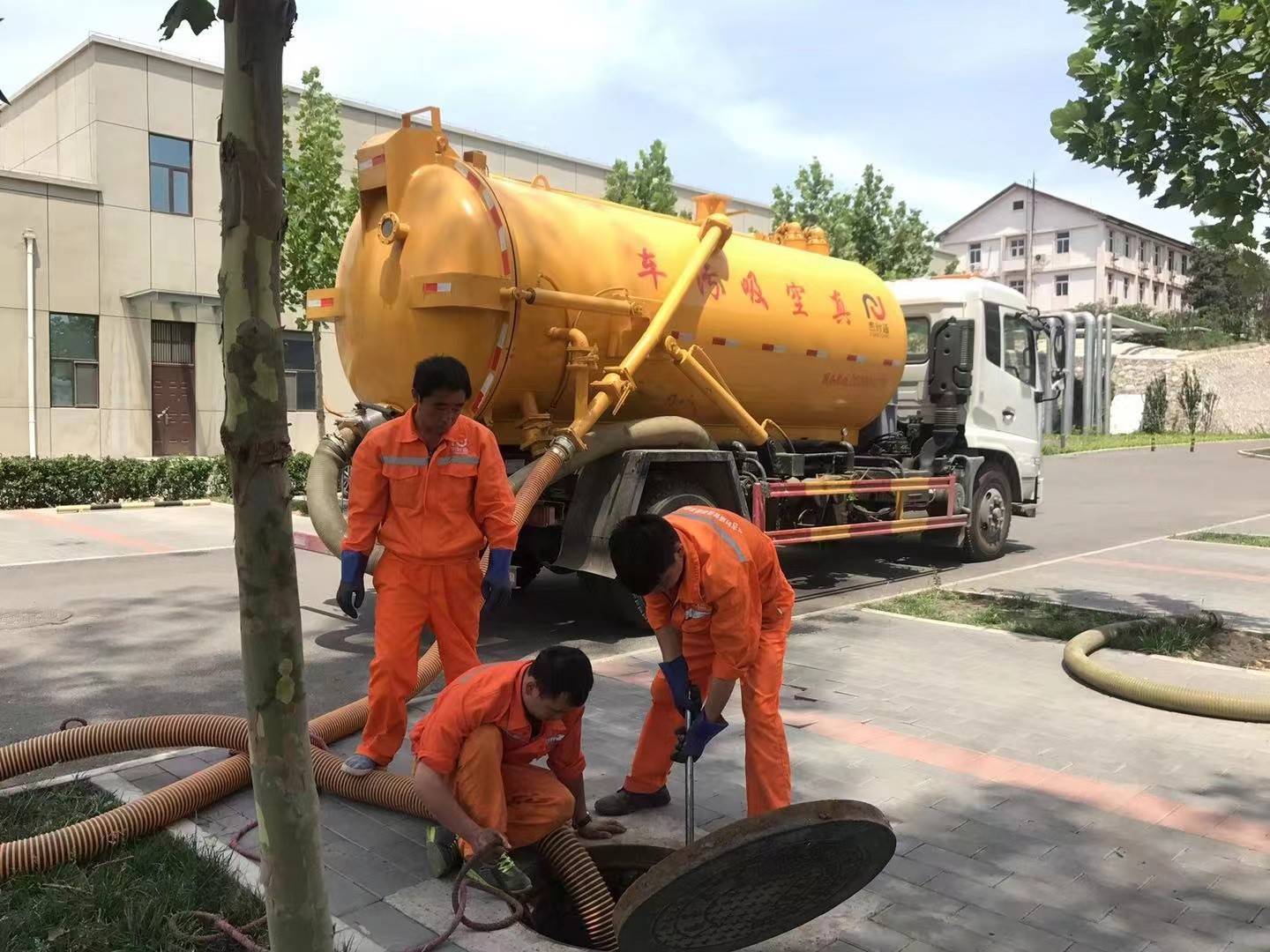 天府管道疏通车停在窨井附近