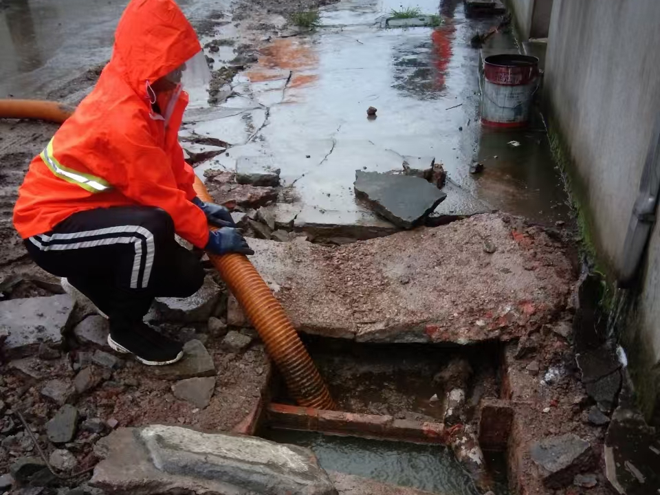 天府专业清理污水池 炜誉市政以规范流程守护城市 “肠道”