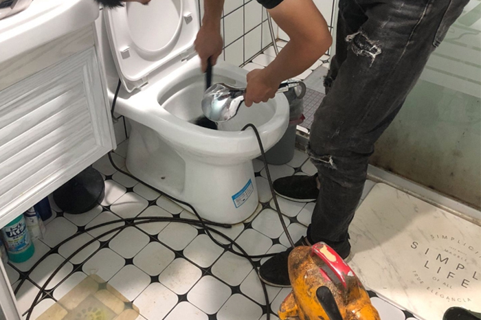 天府马桶堵塞自己疏通还是找师傅?专业上门服务让你省时更省心