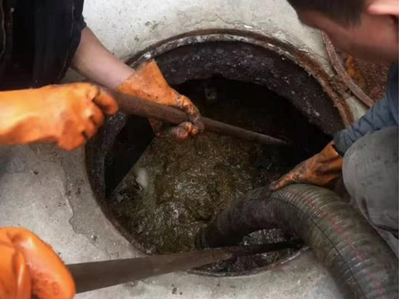 天府清理化粪池时如何避免沼气的危害?